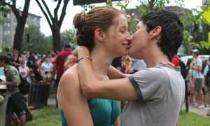 Ein lesbisches Paar küsst sich vor christlichen Gegendemonstranten beim »Gay Pride«-Tag 2015 in Washington DC, USA.