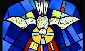 Pfingsten: Kirchenfenster mit Darstellung des Heiligen Geistes