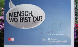 »Mensch, wo bist du?« - Plakat mit dem Motto des Kirchentags in Bremen 2009 und dem Graffito »Danke! - da nich für«.