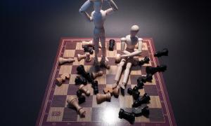 Zwei Spielfiguren auf einem Schachbrett