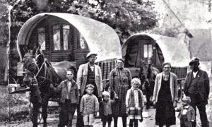 Fahrendes Volk – aber keine »Zigeuner«, auch wenn sie von Nazis als solche verfolgt wurden. Das Foto zweier Jenischen-Familien vor ihrem Reisewagen entstand um 1925.