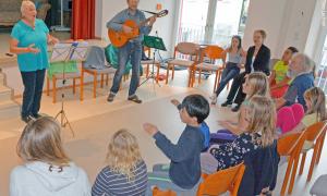 Ursula Andres und ihre musikpädagogischen Mitarbeiter bringen den Kindern die Freude an der Musik bei