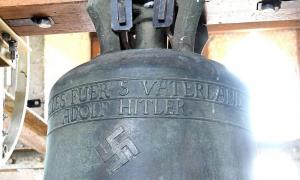 »Alles für's Vaterland - Adolf Hitler« steht zusammen mit einem Hakenkreuz auf einer Glocke in der Herxheimer protestantischen Kirche.