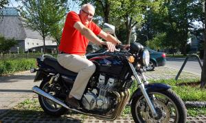 Vier Zylinder auf zwei Reifen: Pfarrer Manfred Müller hat seine 750er-Honda »CB Seven Fifty« aufpolieren lassen. Damit geht es schon mal zur Pfarrkonferenz oder auch ein paar Tage nach Tschechien.