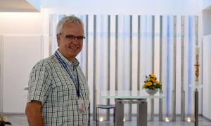 Flughafenseelsorger Pfarrer Stefan Fratzscher in der Christopheruskapelle im Münchner Flughafen