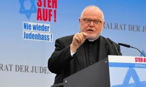 Kardinal Reinhard Marx spricht bei einer Kundgebung des Zentralrats der Juden in Deutschland gegen Antisemitismus (Berlin, 14. September 2014).