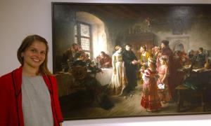 Kuratorin Frederike Schmäschke mit dem Gemälde
