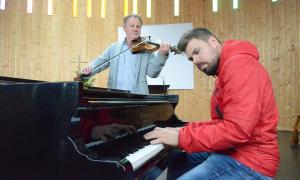 Pfarrer Alan Büching (li.) und Musikproduzent David Hüger in der Kirchengemeine Diedorf