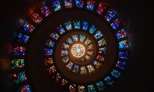 spiralförmige Anordnung von Glasbildern 