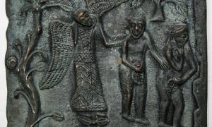 Metallplatte mit Darstellung von Adam und Eva mit Engel 
