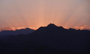 Sonnenuntergang hinter einer Bergkette