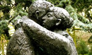 Bronze Statue sich zwei umarmender Menschen
