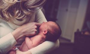 Gerade kurz nach der Geburt hat eine junge Mutter 1000 Fragen. Eine Hebamme weiß Rat.