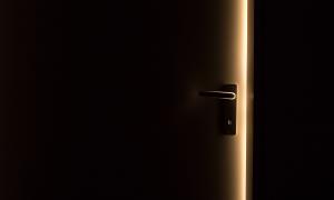 Geöffnete Tür mit Licht