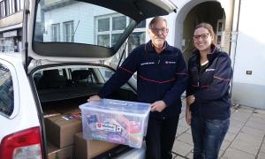 Petra Stützle vom Malteser Hilfsdienst und Martin Hannig bringen die Kisten zu den Senioren.
