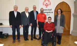 Special Olympics Bayern in Regensburg (v. l.): Joachim Kesting, Hubert Hage, Johann Nuber, Werner Wiedemann, Frank Reinel und Bürgermeisterin Gertrud Maltz-Schwarzfischer.