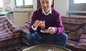 Thomas Amberg, Leiter der »Brücke« in Nürnberg, genießt seinen türkischen Tee auf einem orientalischen Sofa und syrischem Inventar.