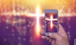Kreuz - Licht - Reflektion - Smartphone