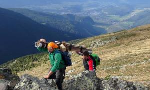  Transport des Kreuzes auf den Gipfel des Guggenbergs
