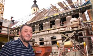 Pfarrer Christian von Rotenhan vor dem Bau des Gemeindezentrums "Kircheneck" in Wilhermsdorf