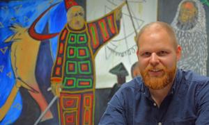 Sebastian Tröger vor Gemälde