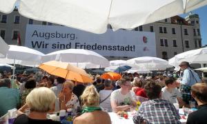 Friedenstafel auf dem Augsburger Rathausplatz