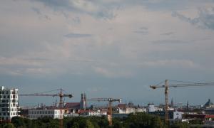 München Baustelle Kran Wohnungsbau