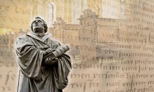 Luther mit Bibel und Schrift