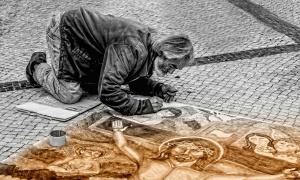 Straßenkünstler malt die Kreuzigung Jesus