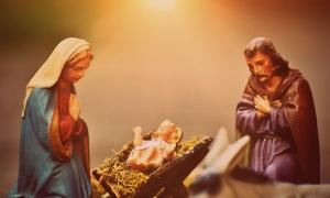 Maria und Josef an der Krippe