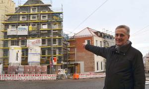 Pfarrer Frank Kreiselmeier zeigt das neue "Ulrichseck" in Augsburg