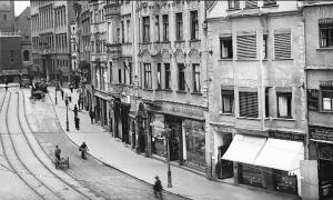 Die Augsburger Maximilianstraße, Szenenfoto aus dem Film "Die Stille schreit"