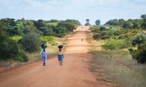 Afrikanische Frauen auf dem Weg zum Wassertank