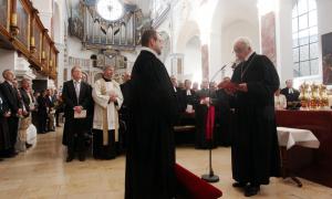 Einführung des neuen Augsburger Stadtdekans Michael Thoma durch Regionalbischof Axel Piper in der Kirche St. Anna in Augsburg