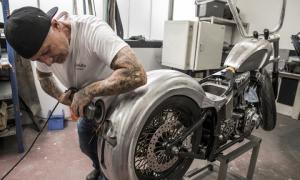 Ein Mitglied der Schaafheimer "Jesus Biker" arbeitet  an einer selbstgebauten Harley. 