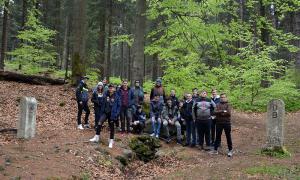 Bayerische und tschechische Schüler bei Wanderung im Grenzgebiet