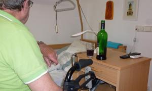 Senior Pflegeheim Alkohol Wein