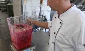 Augustinum-Betriebsleiter Dominik Harke wiegt die Lebensmittelabfälle in der Küche des Standorts München-Neufriedenheim