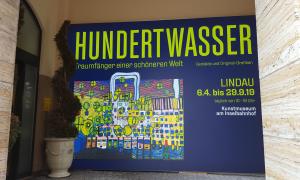 Eingang zur Hundertwasserausstellung in Lindau