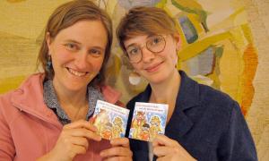Autorin Arnica Mühlendyck (links) und Titelheldin Ruth Bayer der Comic-Reihe der Rummelsberger Diakonie 