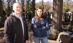 Kathrin Lehnerer und Daniel Gürtler vom Verein "Geschichte für Alle" auf dem Neuen Jüdischen Friedhof in Nürnberg