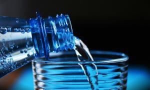 Wassflasche und Wasserglas