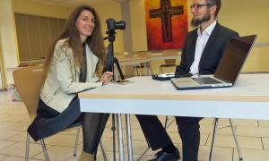 Künstlerin Manuela Hartel interviewt für ein Filmprojekt Gemeindemitglieder über ihren Glauben