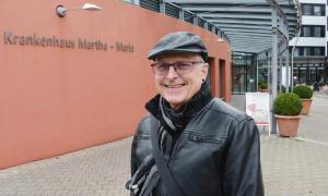 Ingo Stauch vor dem Martha-Maria-Krankenhaus in Nürnberg