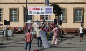 Demonstranten in Bamberg bezeichnen die Anti-Corona-Maßnahmen als "Fehlalarm"
