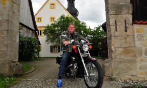 Biker-Pfarrer Wolfgang Oertel aus Untersteinach (Landkreis Kulmbach) fürchtet um Religionsfreiheit für Motorradfahrer.