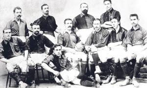 Der ersten Mannschaft des FC Barcelona gehörten 1903 noch drei Kicker aus der deutschsprachigen evangelischen Gemeinde Barcelona an: die Vereinsgründer Hans Gamper (sitzend Dritter von rechts) und Otto Maier (auf dem Boden) sowie Udo Steinberg (sitzend Zweiter von links).
