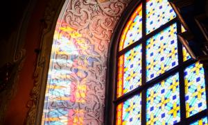 Licht scheint durch ein Kirchenfenster (Symbolbild)