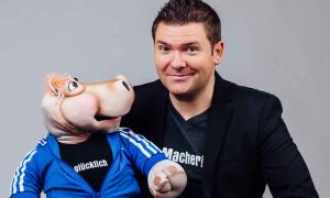 Bauchredner Sebastian Reich mit seiner Nilpferddame Amanda