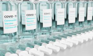 Covid-19-Impfdosen und Spritzen